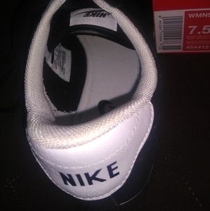 Nike women's girls sneakers New. Black fits 6.5